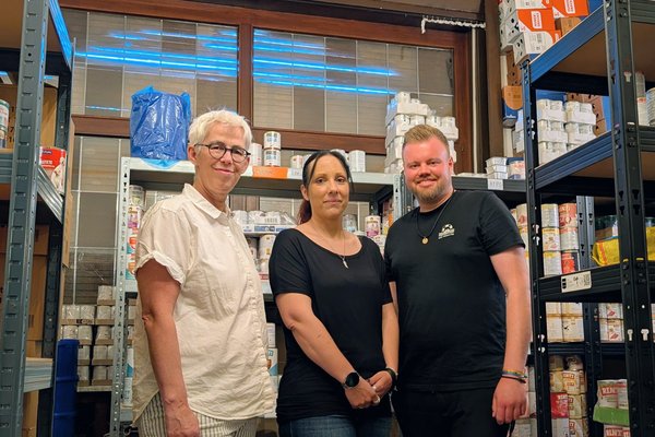 Schauws und Pelikan zu Gast bei Tiertafel Moers 