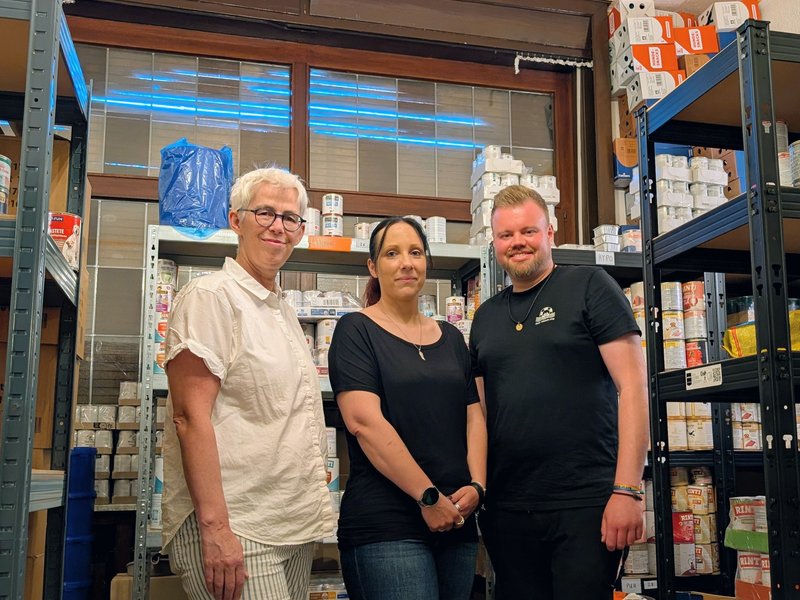 Schauws und Pelikan zu Gast bei Tiertafel Moers 