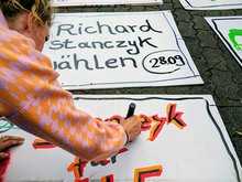 Taibe Qorri beim Malen von Plakaten