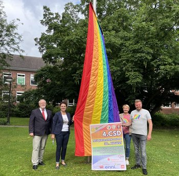 Karin Fetzer und Christian Pelikan beim Hissen der Regenbogenflagge