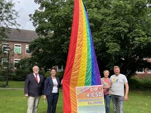 Karin Fetzer und Christian Pelikan beim Hissen der Regenbogenflagge